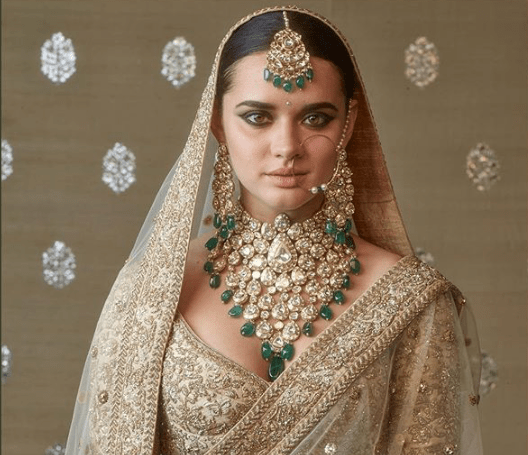 This Wedding Season Colour Contrast Your Jewellery with the Lehenga to Look  Different | Panache Haute Couture